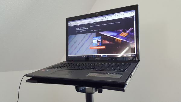 Laptopständer mit 17-Zoll-Laptop